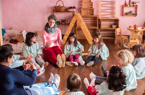 Vivência de euritmia em sala do Jardim de Infância do Colégio Micael
