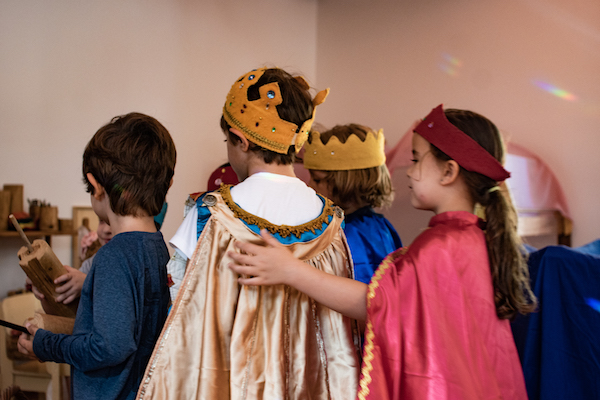 Crianças brincando em uma sala de aula Waldorf, envolvidas em atividades criativas e imaginativas