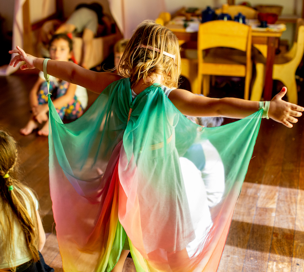 criança brinca no Jardim de Infância do Micael